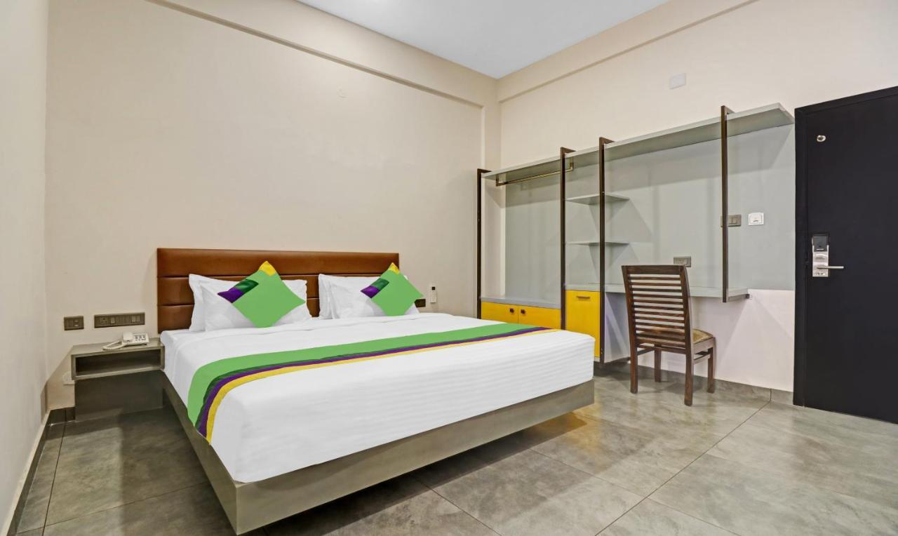 Treebo Grand Vistara Airport Suites Kochi Exteriör bild