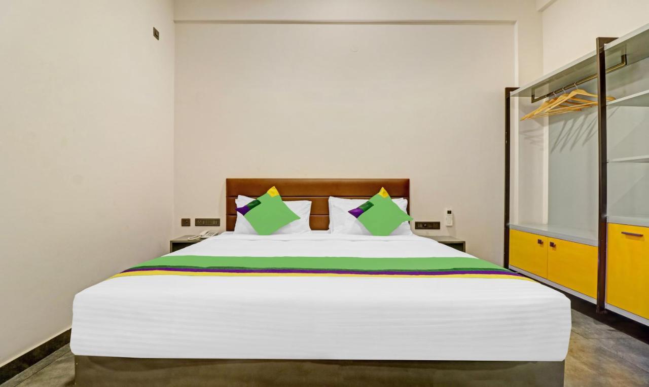 Treebo Grand Vistara Airport Suites Kochi Exteriör bild