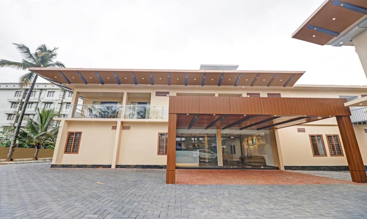 Treebo Grand Vistara Airport Suites Kochi Exteriör bild