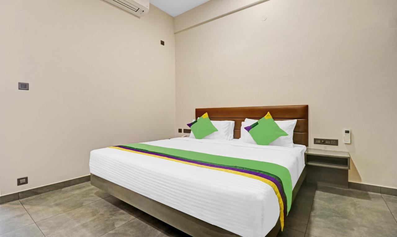 Treebo Grand Vistara Airport Suites Kochi Exteriör bild