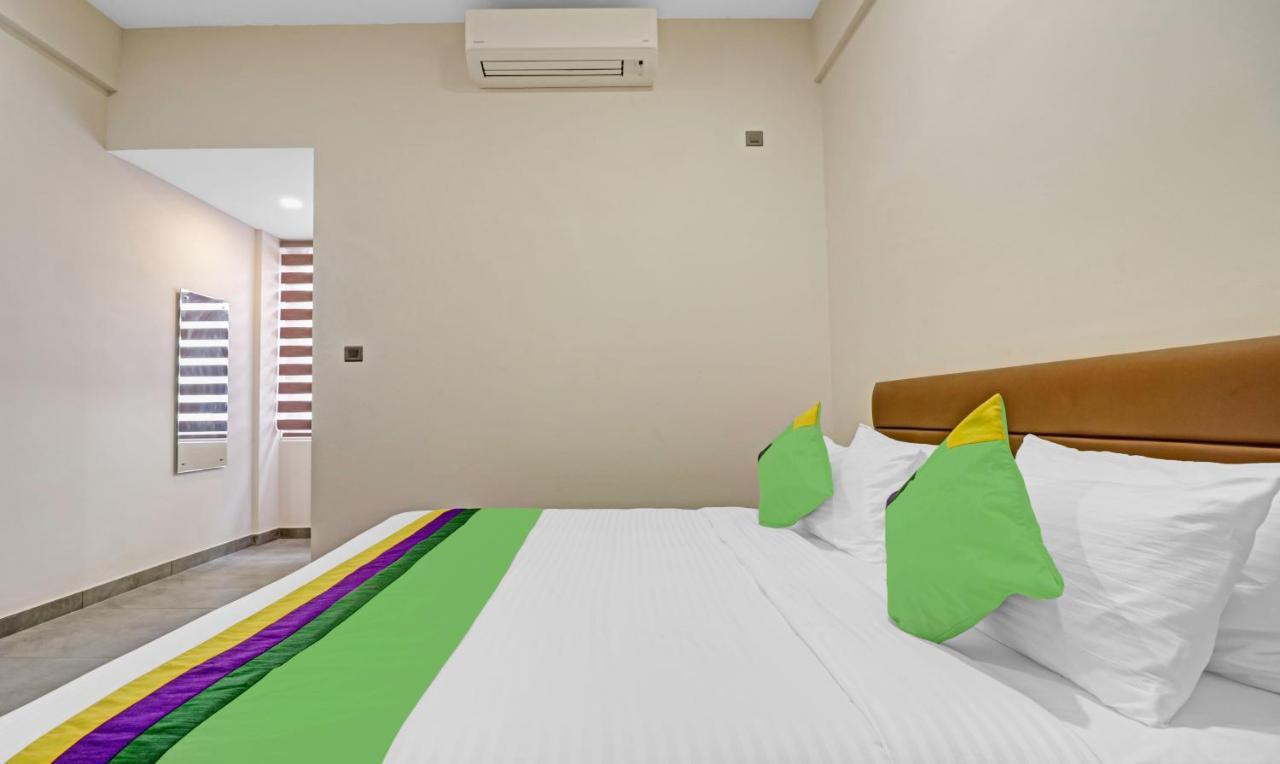 Treebo Grand Vistara Airport Suites Kochi Exteriör bild